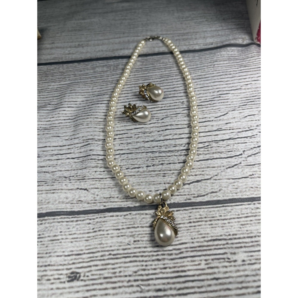 Faux Pearl GoldTone & Rhinestone Necklace & Matching Pcd Earrings Used VG
